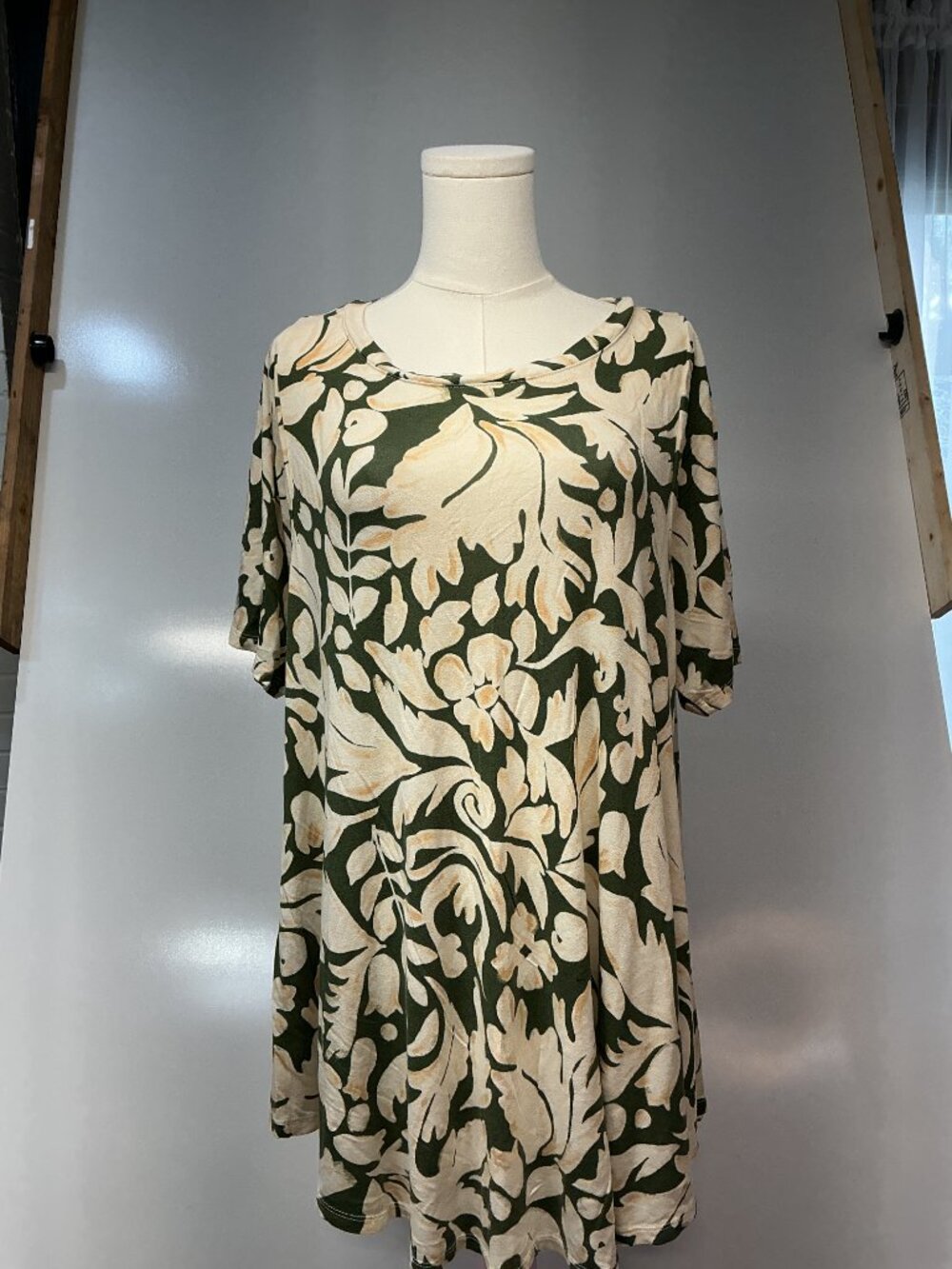 Lane Bryant 18/20 Green Cream Floral Swing Tunic Top Rayon Stretch Plus Size - Picture 13 of 16